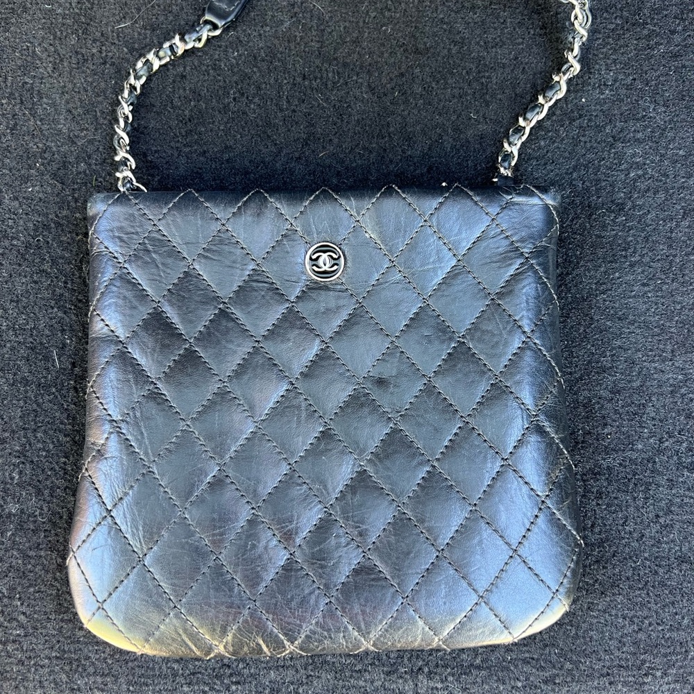 SOLD 💕💕💕 CHANEL Black Quilted Leather Shoulder Bag
